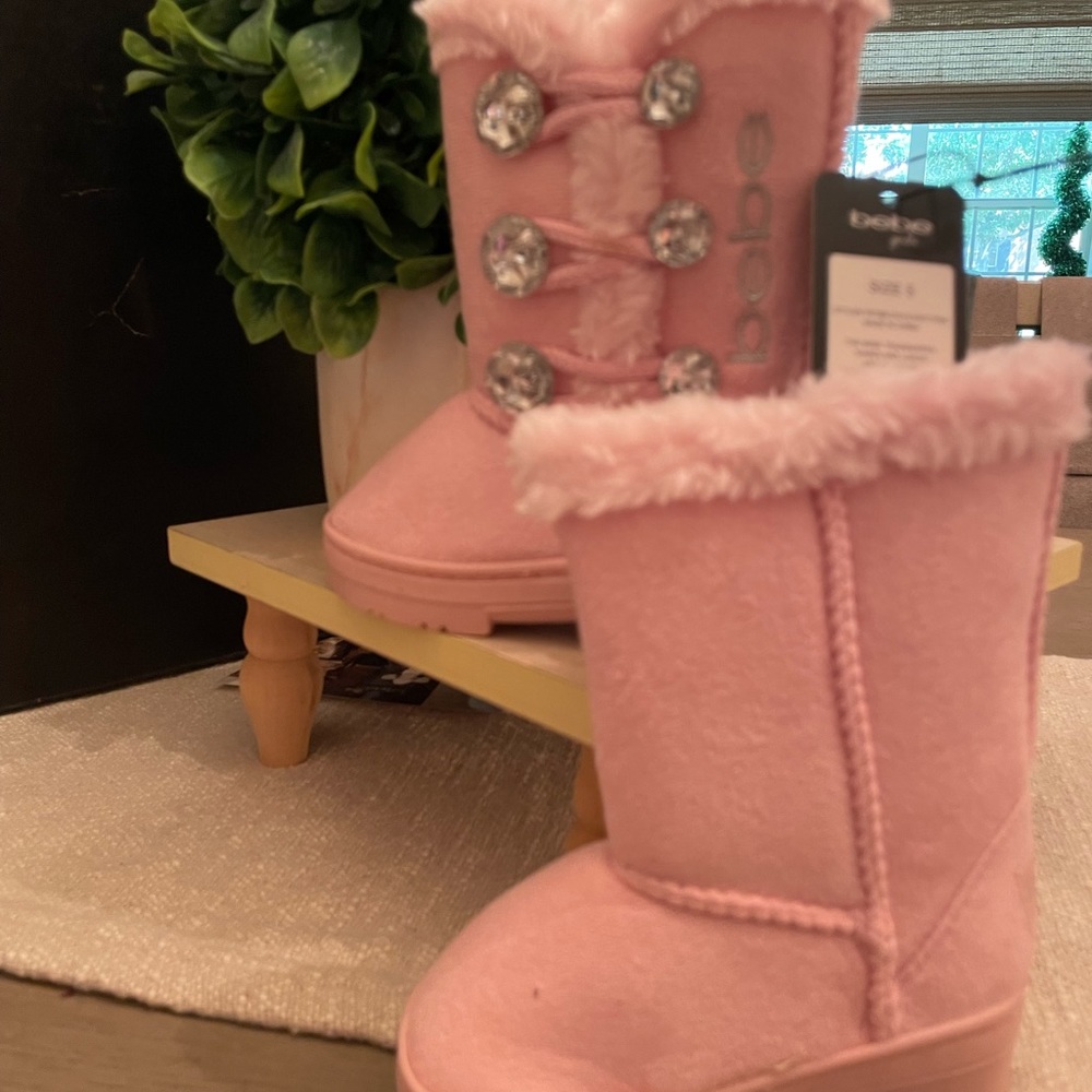 Toddler girl size 5 baby boots never worn Has tags still on them..